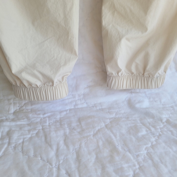 Women's L Old Navy Cream Colored Casual Elastic Waist Pull On Jogger Pants - Picture 3 of 4